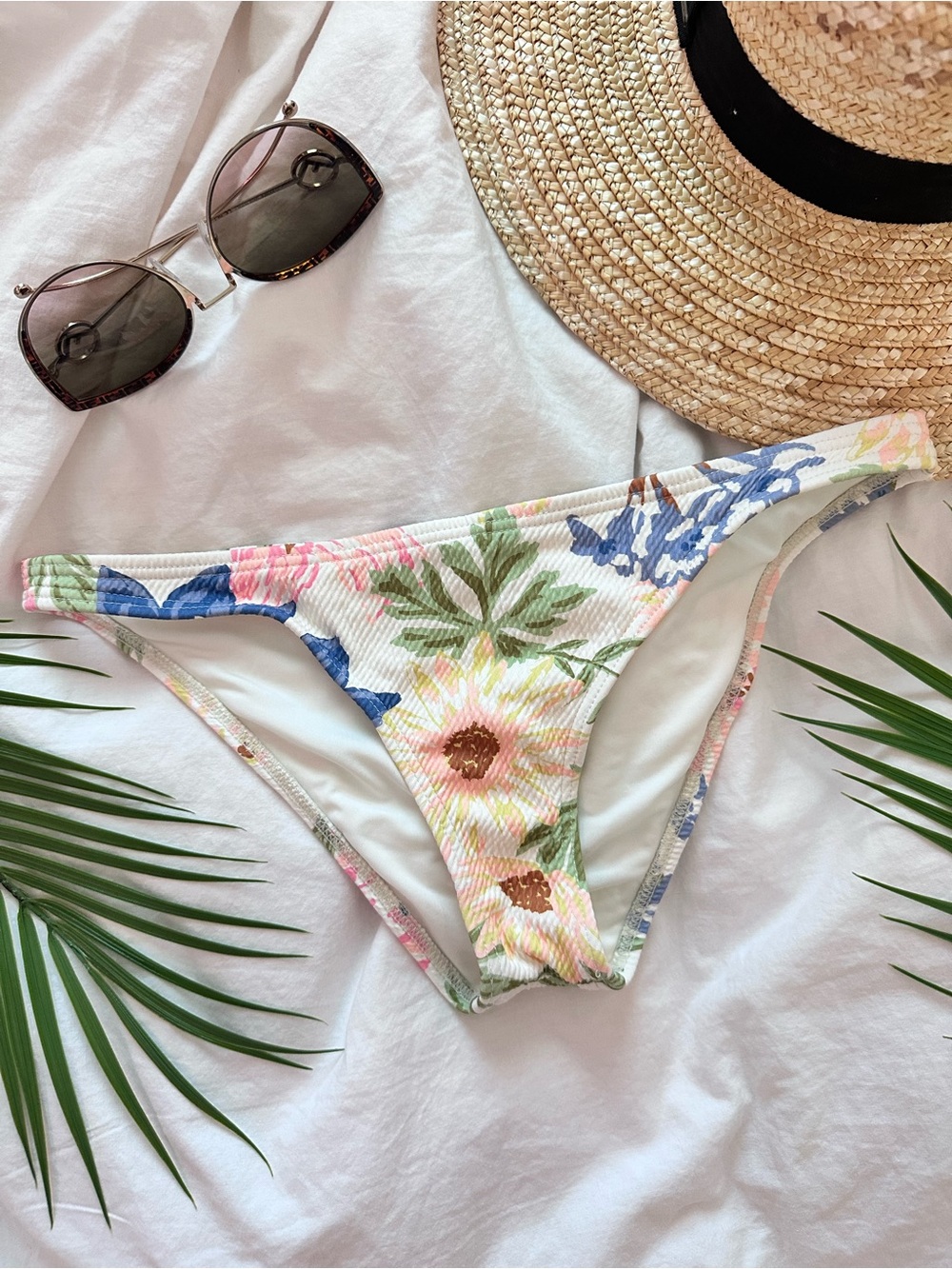 NWOT Billabong White Floral Ribbed Tropic Bikini Bottom with Blue Flowers - Picture 4 of 4